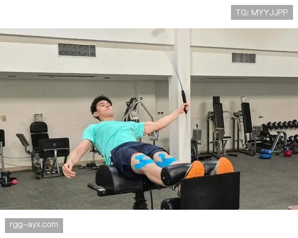 孙杨家的冰箱里塞满蛋白粉，邻居说他半夜三点还在泳池扑腾