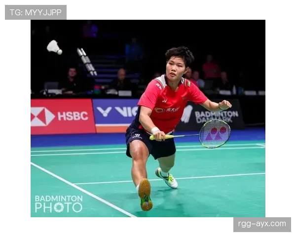 黄东萍训练完顺手拎两袋冰敷膝盖，这自律谁顶得住啊