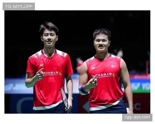 王昶居然在训练馆偷偷换衣服，这架势像要开T台走秀？